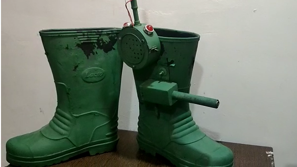 Shyam Chaurasia of Varanasi has made a unique invention. Shyam Chaurasia invented intelligent shoes to prevent infiltration on the borders.