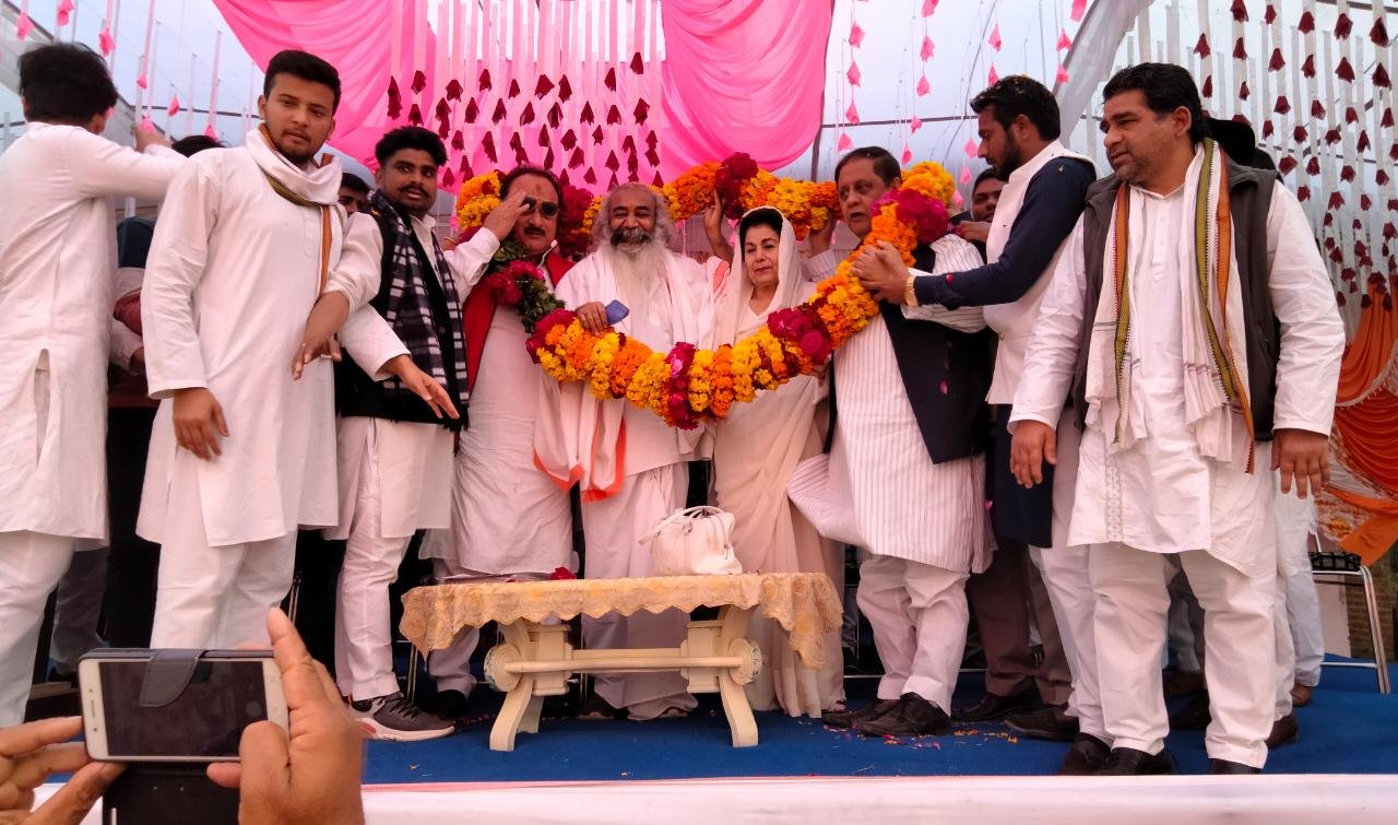Today, Kisan Mahapanchayat was organized by Congress leader Mutiurrahman Khan Bablu in village Khushalpur, in which Acharya Pramod Krishnam former MP Begum Nurbano Sahiba addressed Kisan Mahapanchayat