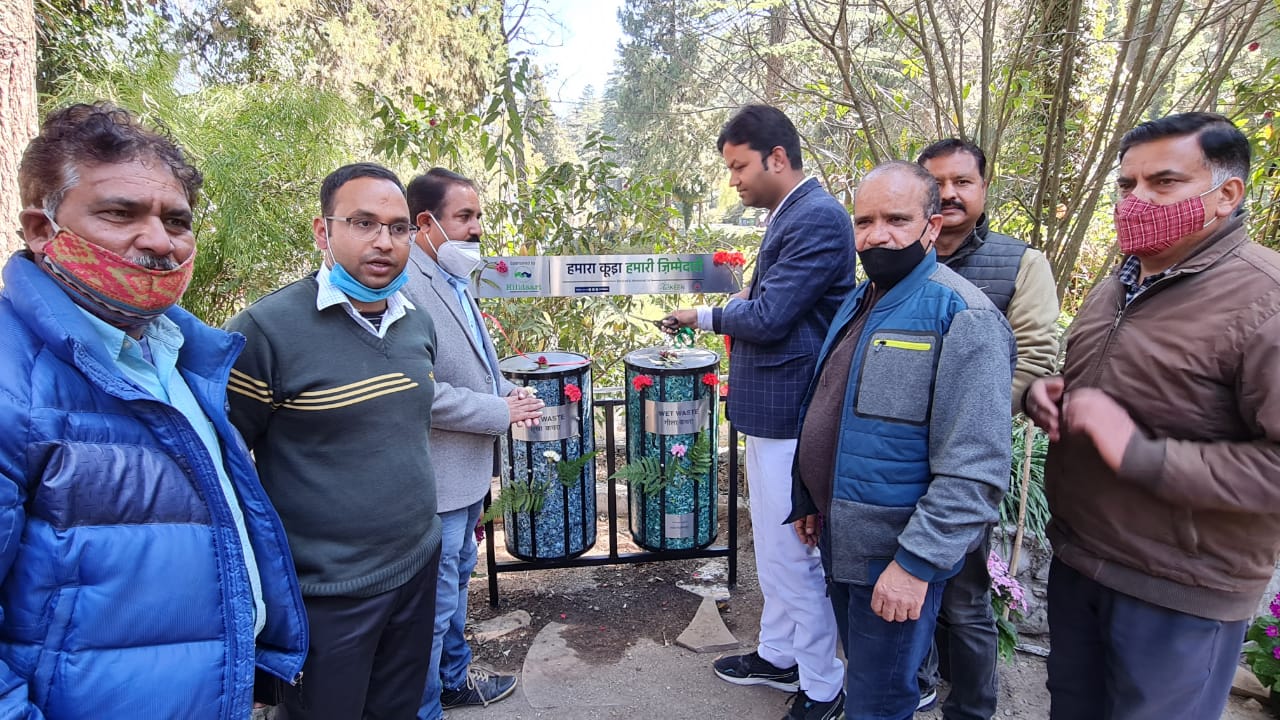 Anuj Gupta, Chairman, Municipal Council, Mussoorie, inaugurated plastic bins from the lotuses of the Company Garden, along with the Chairman informed that such dustbins will be installed in Mussoorie cities as soon as possible.