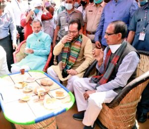 The 27th 'Hunar Haat' of indigenous products of artisans and artisans across the country was inaugurated today by the Chief Minister of Madhya Pradesh, Shri Shivraj Singh Chauhan at Lal Parade Ground, Bhopal in the presence of Union Minister for Minority Affairs Shri Mukhtar Abbas Naqvi.