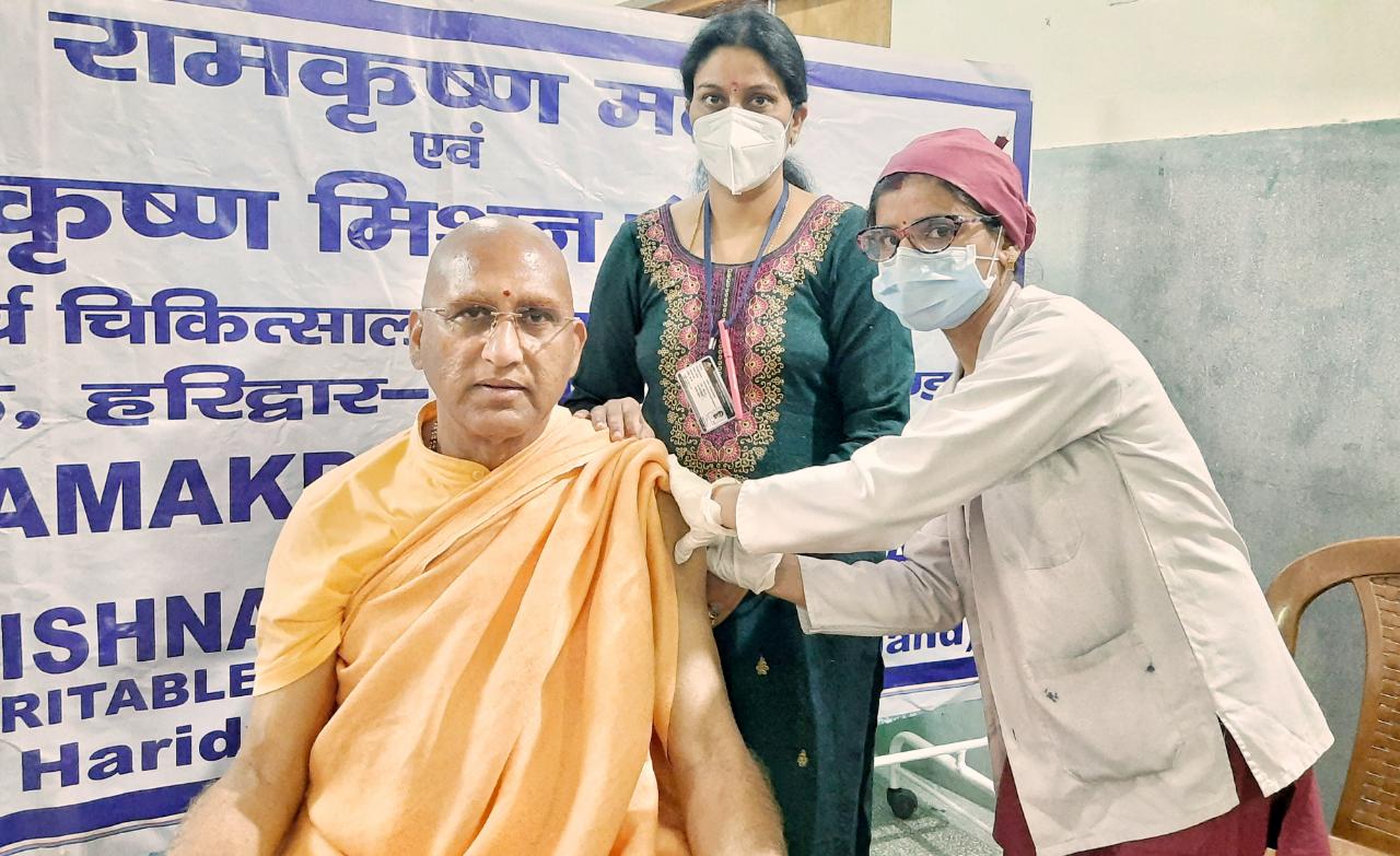 Junapithadhishwar Acharya Mahamandaleshwar Swami Awadheshanand Giri Ji Maharaj administered the first vaccine of COVID - VACCINE