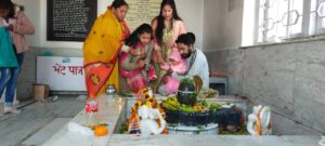 The festival of Mahashivaratri was celebrated with great pomp in Mussoorie. Devotees went to temples and performed Jalabhishek fast on Shivling and prayed and prayed for the family's happiness and prosperity. A huge event was organized on the festival of Mahashivaratri at the Shiva temple located on Mussoorie Dehradun road where a crowd of Shiva devotees was seen.