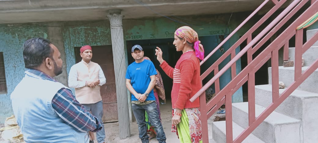 Social worker of Mussoorie Manish Gouniyal met the villagers of Shilla Phuleth of Mussoorie Assembly and inquired about their plight.