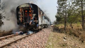 The Shatabdi Express coming from Delhi to Doon caught fire in the forest of Kansaro (Raiwala). This stirred the passengers sitting in