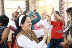 On the fourth day of the International Yoga Festival organized under the joint aegis of Uttarakhand Tourism Development Council and Muniki Reti Garhwal Mandal Vikas Nigam Ltd., Muni ki Reti, situated on the banks of the Ganges, in Rishikesh, yoga practitioners practiced various activities of yoga to practice yoga with yogic instructors. For Gurumantra.