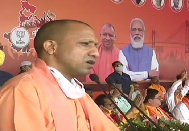 Under this, Uttar Pradesh Chief Minister Yogi is holding a rally in Malda district of West Bengal on Tuesday. CM Yogi addressing the public
