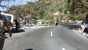The car near the Mussoorie Dehradun Kolukhet water band went uncontrolled and fell from the upper road to the lower road, in which 2 people died and 5 people were seriously injured.