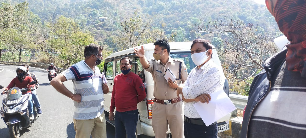 The car near the Mussoorie Dehradun Kolukhet water band went uncontrolled and fell from the upper road to the lower road, in which 2 people died and 5 people were seriously injured.