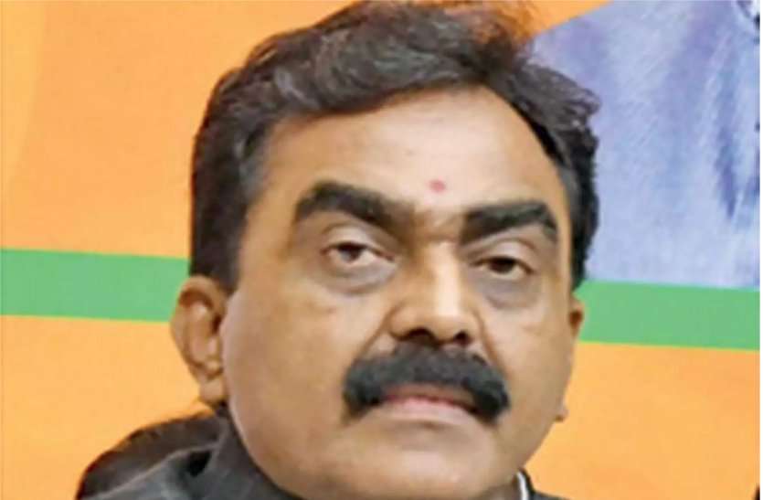 MP Rakesh Singh has also been hit by Corona infection. He administered the first dose of the Corona vaccine two days ago.