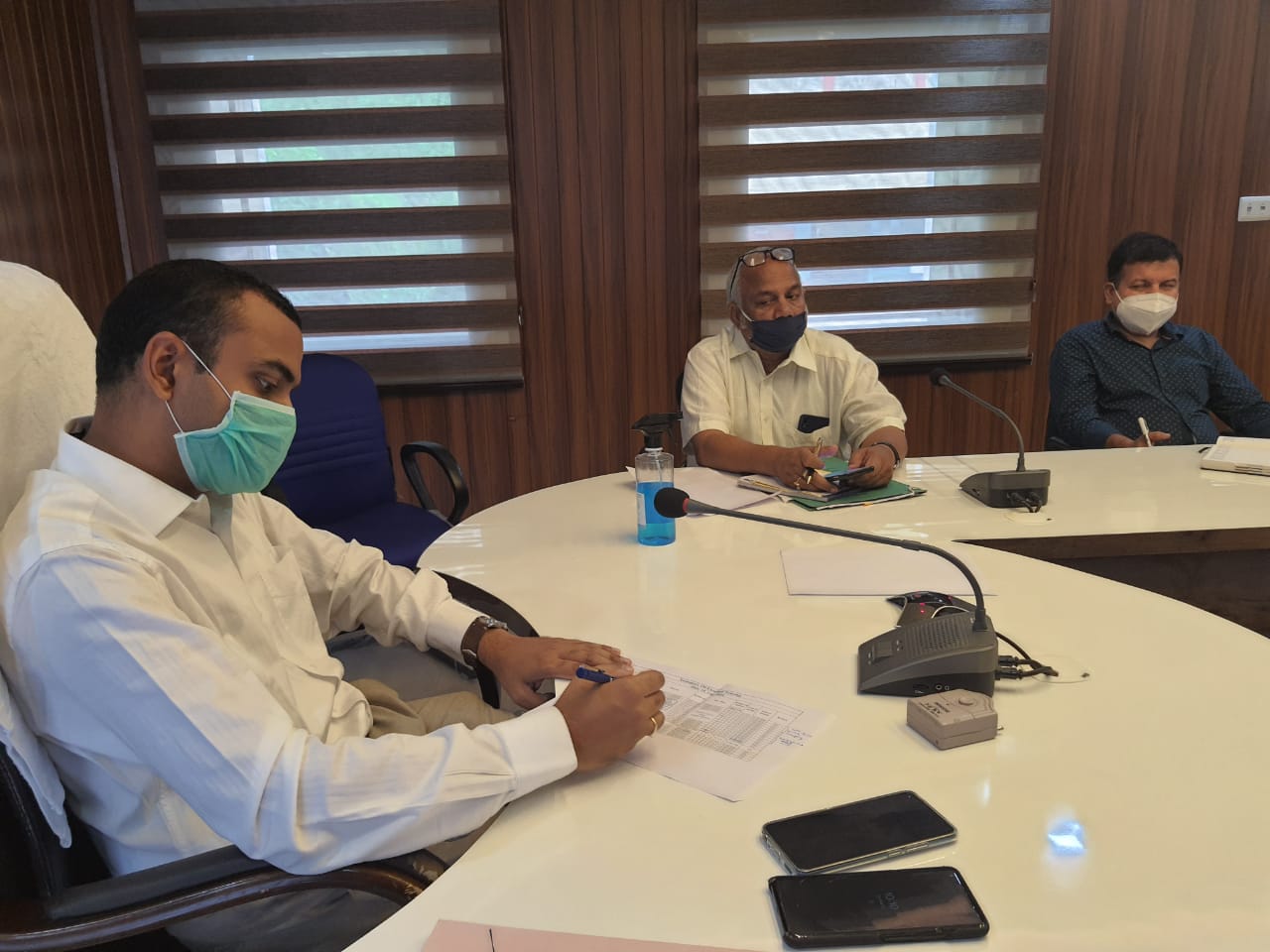 District Magistrate Shri Mayur Dixit took a meeting of Health Department and Nodal Officers in the new warroom set up for Covid-19