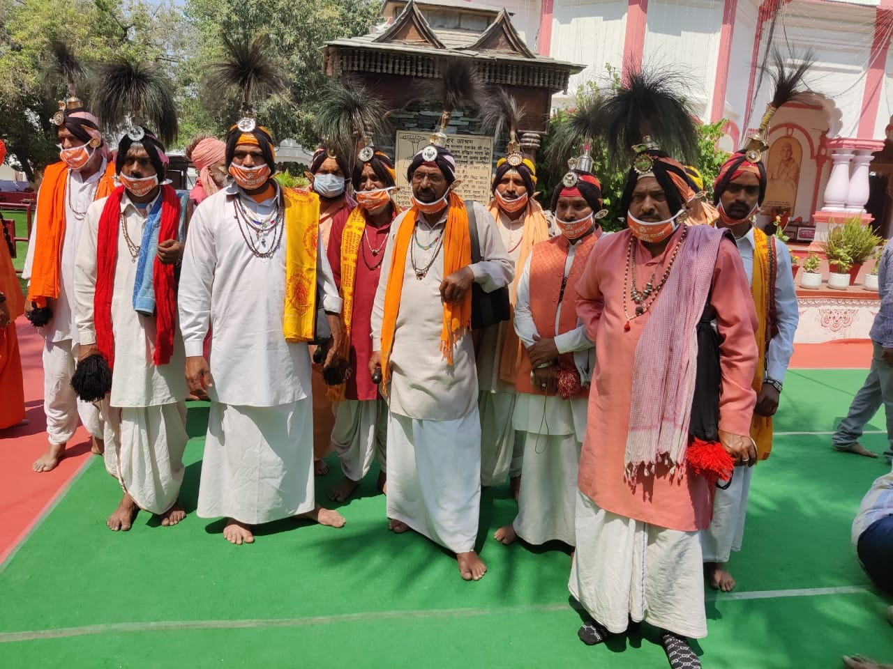 The warriors who have reached Mahakumbh Haridwar have kept a different flame of Shiva devotion. Not only ordinary citizens, but also devotees of Shiva are getting enchanted by their mesmerizing worship practices and praise of Shiva's glory.