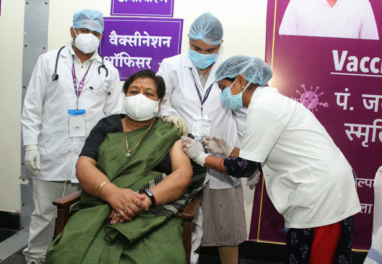 The Governor Ms. Anusuiya Uike made the second dose of Corona Vaccine today by reaching the Kovid-19 Vaccination Center of Pt. Jawaharlal
