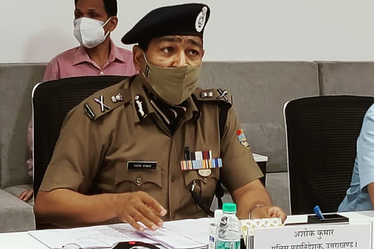 Ashok Kumar, Director General of Police, Uttarakhand, through video conferencing in the auditorium at Police Headquarters, Inspector General of Police, Kumanyu Zone Deputy Inspector General, Garhwal Zone, Guard of all Districts / Corps, Corona with other District Police Officers and Police Stations at various points related to meeting While giving important instructions while deliberating, even after the lockdown in the districts of the state, many people are roaming outside of unnecessary works,