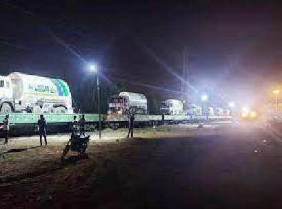 Natural disaster cyclone Yas remains a major problem during the Corona crisis. But even after all these problems, Indian Railways is passing liquid medical oxygen (LMO) to various states of the country by overcoming all obstacles and finding new solutions.