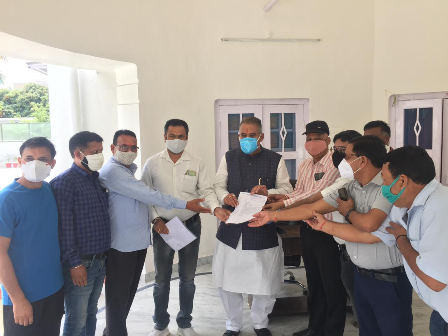 The office bearers and representatives of the Contractor Welfare Committee, LDC, Dehradun, met the Minister for Military Welfare, Industrial Development, MSME and Khadi and Village Industries Minister Ganesh Joshi in their New Kent Road residence and submitted a memorandum related to the problems of small contractors.