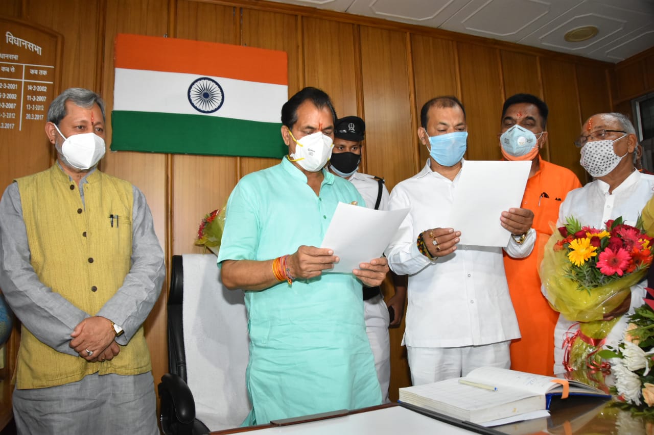 Chief Minister Tirath Singh Rawat started his government work by offering prayers at his office in the Vidhan Sabha. Mr. Tirath Singh Rawat