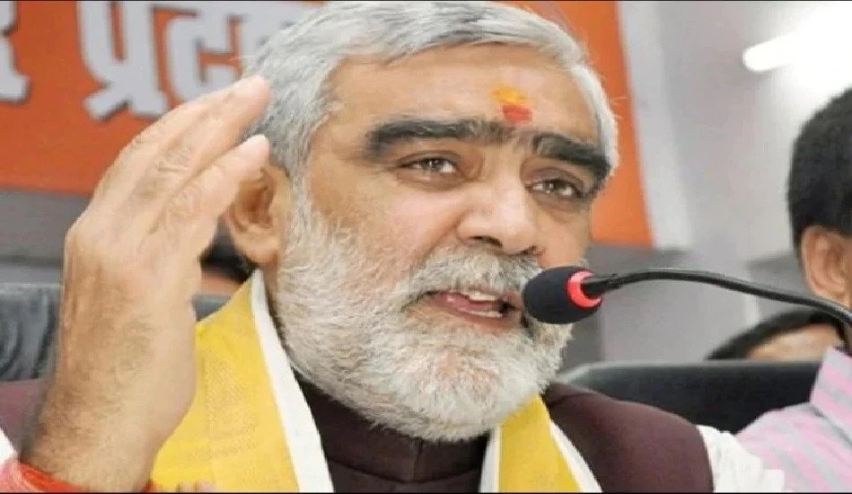 The government of Bihar does not want to pay any money in this fight against Corona, so the government is constantly working