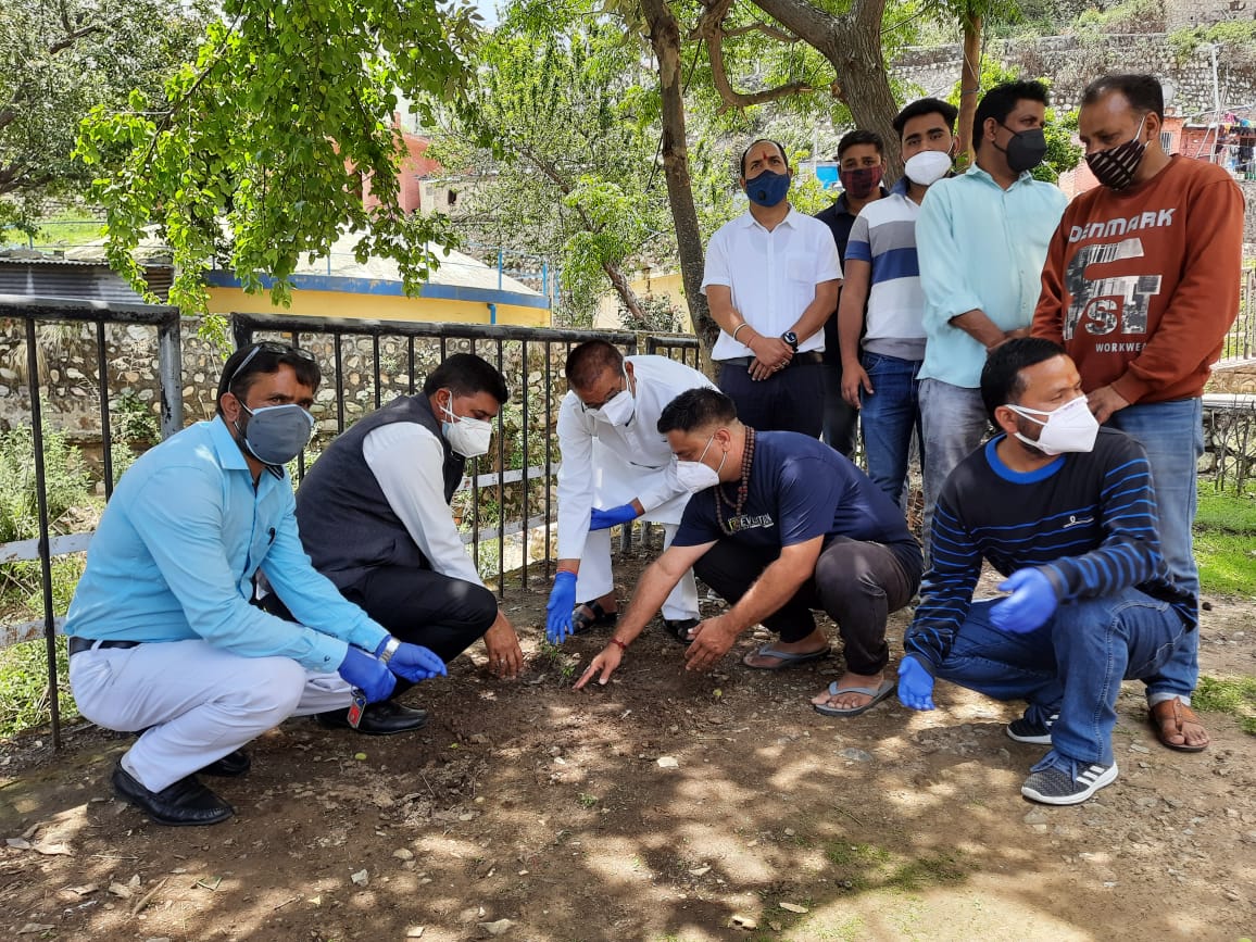 On arriving at New Tehri Thakkar Bapa hostel, the ashes of environmentalist Sundarlal Bahuguna, people paid him a warm tribute. Nature lover