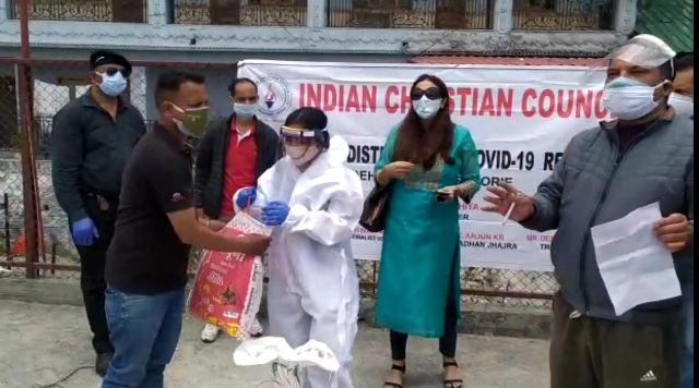 the poor laborers are lying to eat food, seeing that the Indian Christian Council Uttarakhand in the Picture Palace area of ​​Mussoorie distributed ration kits to the poor and more than 100 needy people. Shikhana Mukhiya of Indian Idol and Voice of India fame helped in this holy work