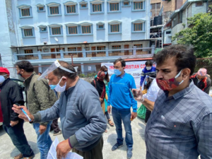 the poor laborers are lying to eat food, seeing that the Indian Christian Council Uttarakhand in the Picture Palace area of ​​Mussoorie distributed ration kits to the poor and more than 100 needy people. Shikhana Mukhiya of Indian Idol and Voice of India fame helped in this holy work