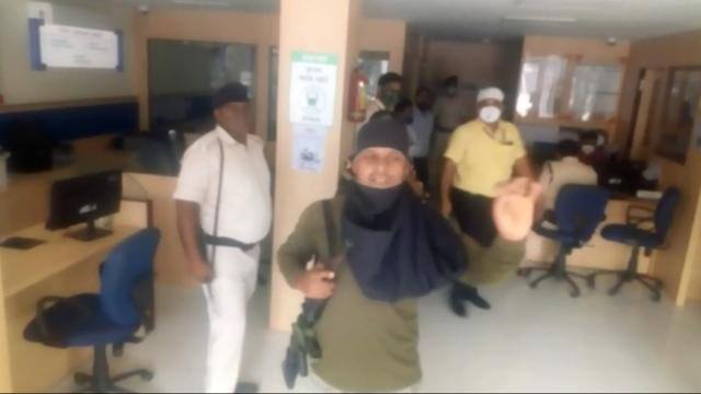 The latest case is of Jarua in Hajipur of Vaishali district. Here the miscreants riding bikes in broad daylight have carried out the incident of robbery of one crore 19 lakhs.
