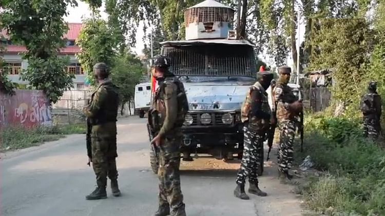 Terrorists have targeted police and CRPF personnel in Sopore, Kashmir. Two soldiers were martyred in this attack. In addition, two civilians