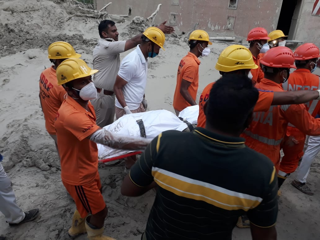 SDRF Rajasthan took out the body of a worker buried under the power plant unit in Motipura Chhabra district Bara by joint rescue operation.