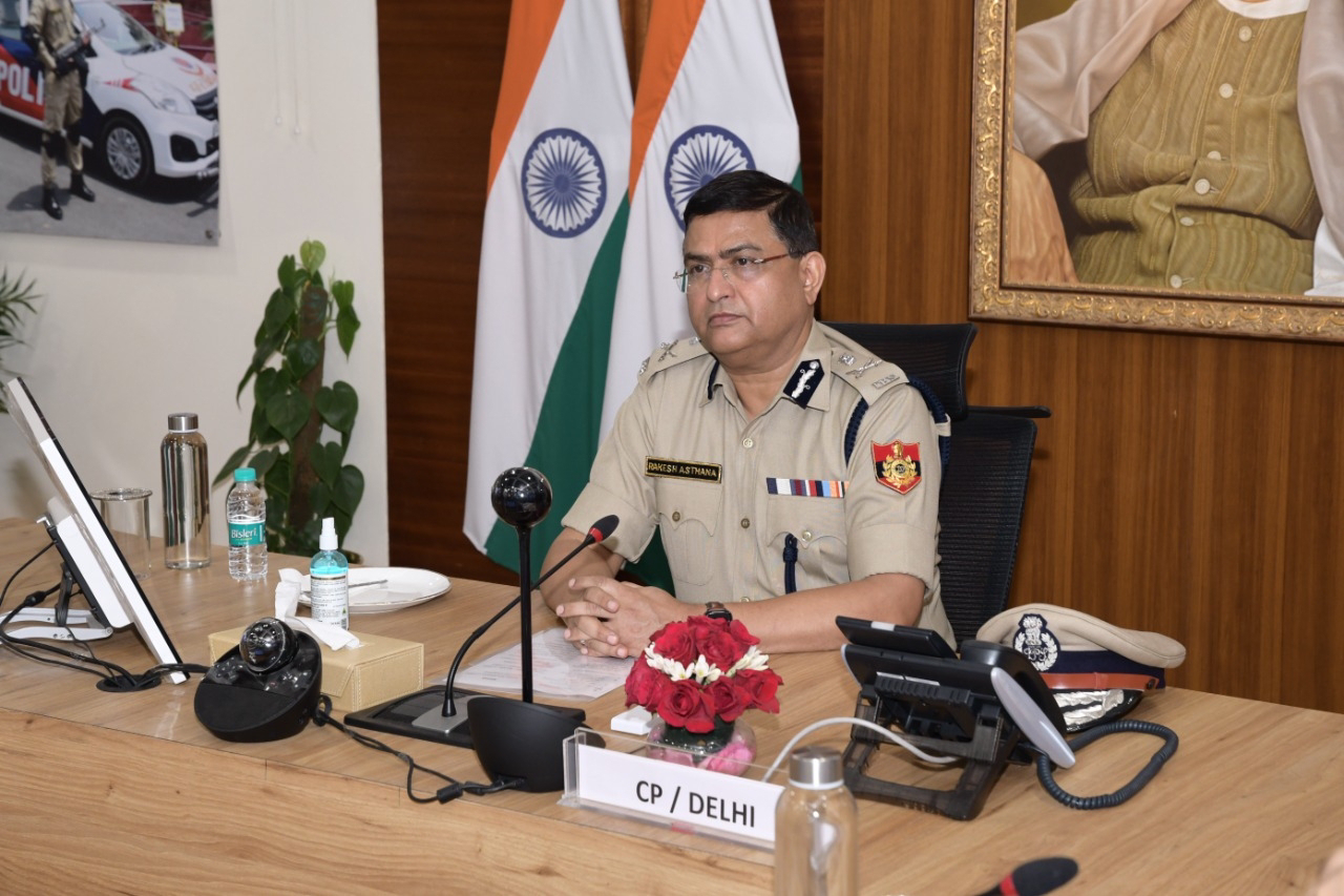 Vidya Dhar, SHO of Pandav Nagar police station has been put on line.The body of Brij Lal, a home guard posted at Pandav Nagar police station,