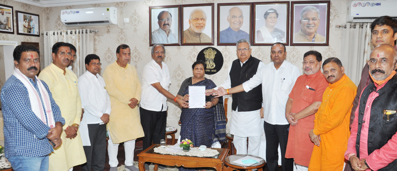 The delegation led by former Chief Minister Dr. Raman Singh met Governor Ms. Anusuiya Uikey at Raj Bhavan and presented