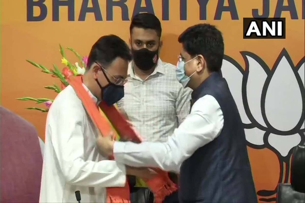 About one and a half dozen Congress and BSP leaders including Dr. Inderdev Singh, a four-time MLA from Bijnor, former MLAs, former