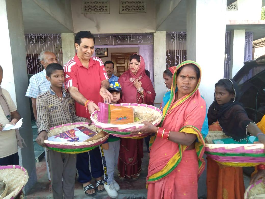 Manjubala Pathak, president of Babu Dham Trust and former vice-president of Bihar Pradesh Mahila Congress, distributed saris, soup,