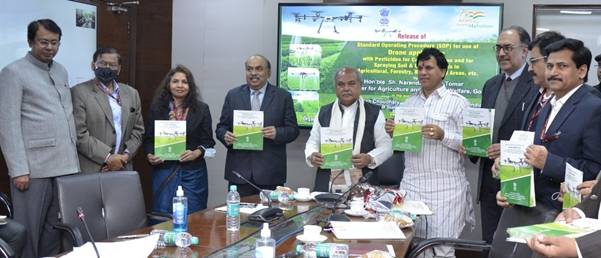 Releasing the Standard Operating Procedure (SOP) for the use of Drones in Agriculture, Agriculture Minister Shri Narendra Singh Tomar