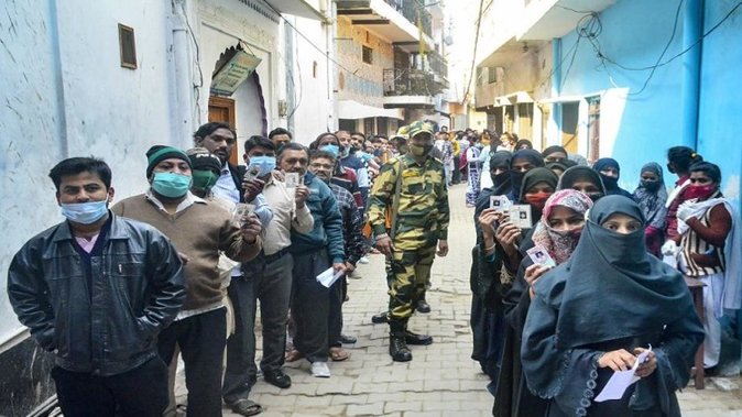 SP and BJP supporters clashed during polling at a polling booth in Deoband of Saharanpur district in Uttar Pradesh. At the same
