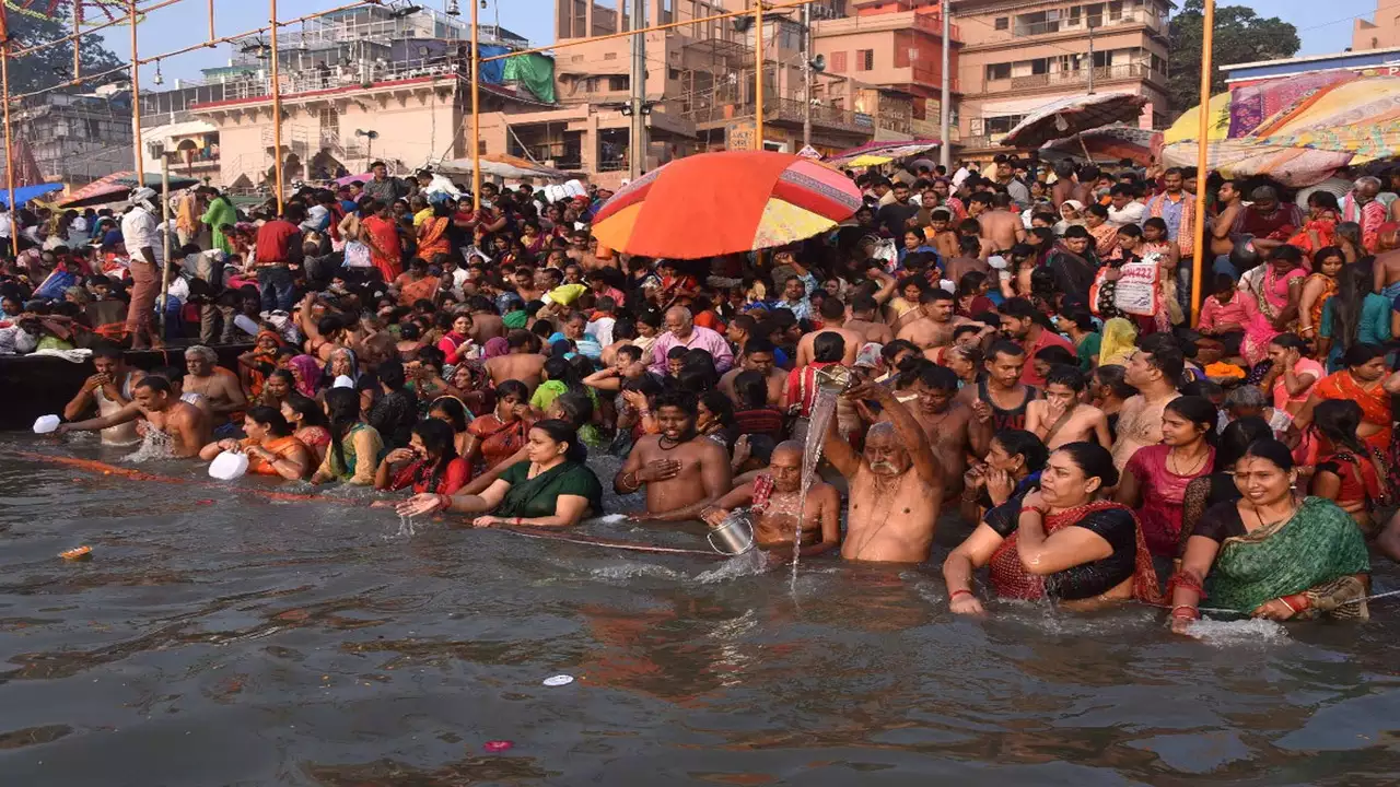 Devotees are taking a dip of faith in rivers on Kartik Purnima, crowd gathered in Varanasi-Prayagraj-Haridwar-Garh.