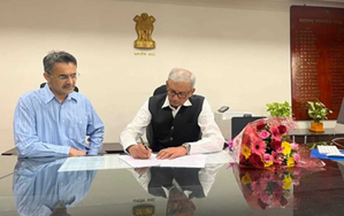 Nitin Kareer takes charge as the new Chief Secretary, woman IAS officer removed once again