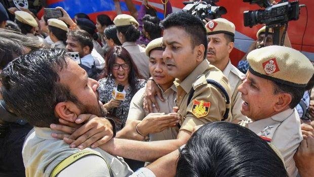 मीडिया संगठनों ने की फोटो पत्रकारों के खिलाफ पुलिस कार्रवाई की निंदा