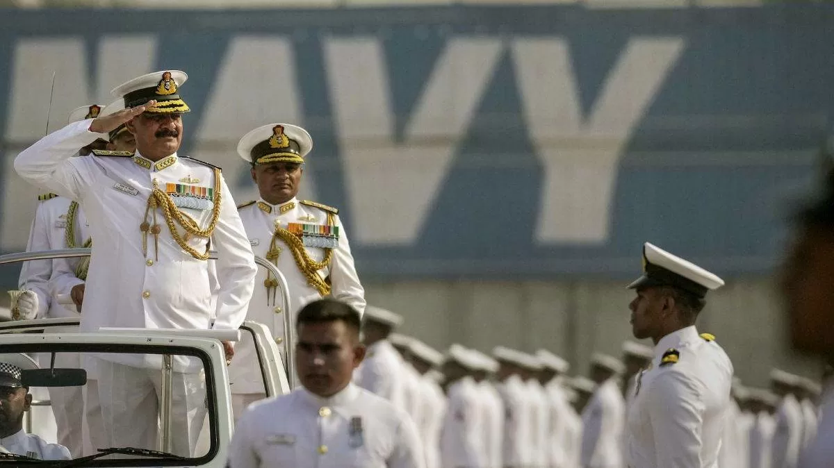 एडमिरल दिनेश त्रिपाठी ने नौसेना प्रमुख के रूप में संभाला पद, राष्ट्रीय युद्ध स्मारक पर अर्पित की पुष्पांजलि
