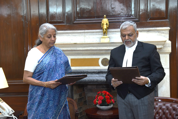 केंद्रीय वित्त मंत्री सीतारमण ने नई दिल्ली में जीएसटी अपीलीय न्यायाधिकरण के पहले अध्यक्ष के रूप में न्यायमूर्ति संजय कुमार मिश्रा को दिलाई पद की शपथ