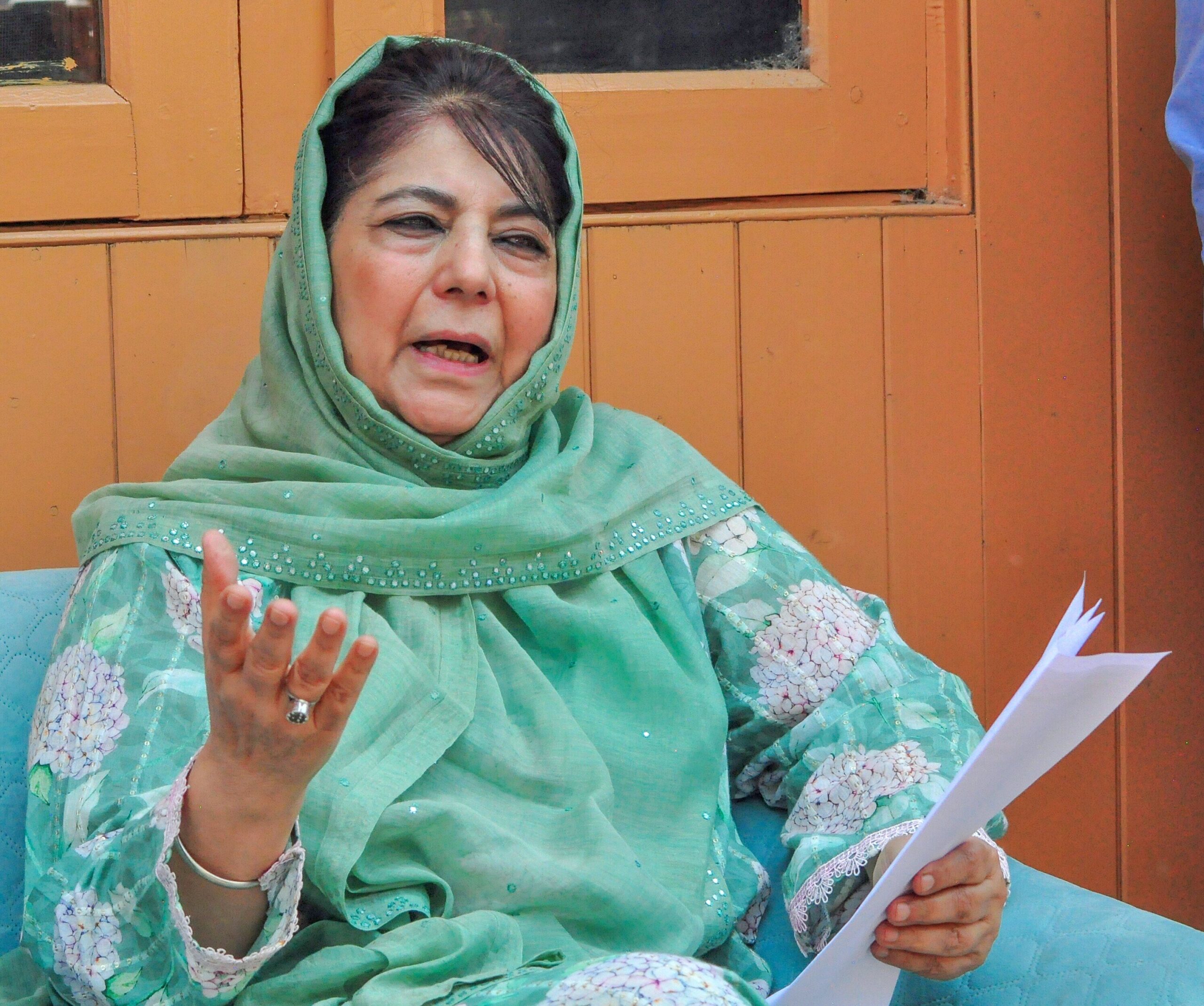 "महबूबा मुफ्ती का विवादित बयान: फारूक और उमर पर साधा निशाना, पाकिस्तान से दोस्ती की वकालत"