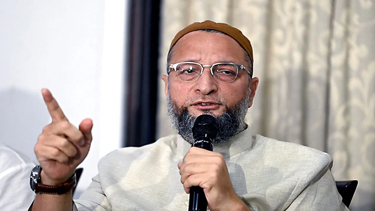 बिहार की राजनीति में एक बड़े फेरबदल के संकेत मिल रहे हैं। असदुद्दीन ओवैसी की पार्टी एआईएमआईएम (AIMIM) ने इशारों में महागठबंधन, यानी राष्ट्रीय जनता दल (RJD) और कांग्रेस के साथ मिलकर चुनाव लड़ने की इच्छा जताई है